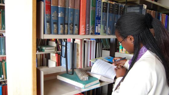 A student in the library of Kenyatta University