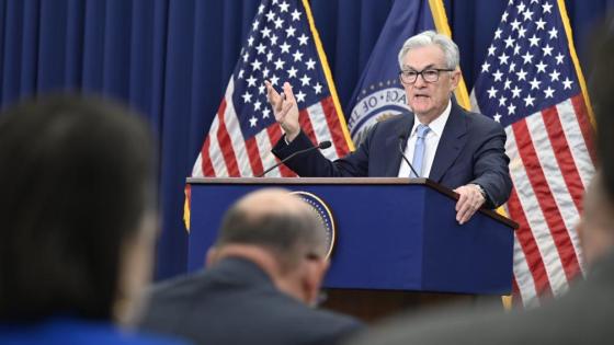 Jerome Powell gives a speech to an audience at a Fed annoucement