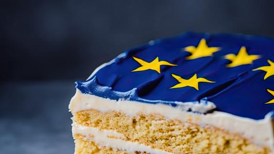 Cake with EU flag decorated icing