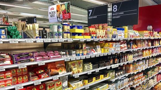 1024px-Meny_supermarket_shelves_T%C3%B8nsberg_Norway_Bakervarer_dessert_Rosiner_sjokolade_2017-09-20_01.jpg