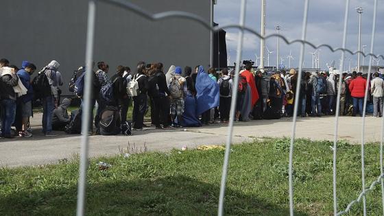 1080px-A_line_of_Syrian_refugees_crossing_the_border_of_Hungary_and_Austria_on_their_way_to_Germany._Hungary%2C_Central_Europe%2C_6_September_2015.jpg