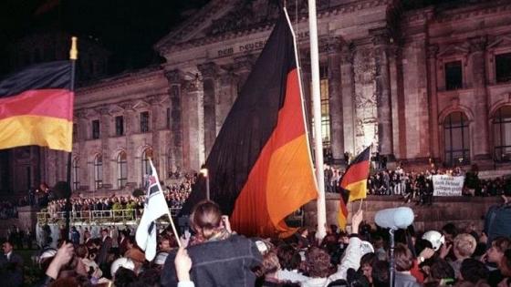 Bundesarchiv_Bild_183-1990-1003-400%2C_Berlin%2C_deutsche_Vereinigung%2C_vor_dem_Reichstag.jpg