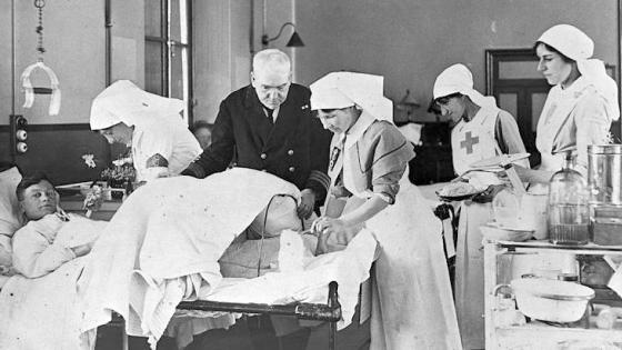 World_War_I%3B_doctor_and_nurse_treating_a_wounded_soldier_Wellcome_L0009336.jpg